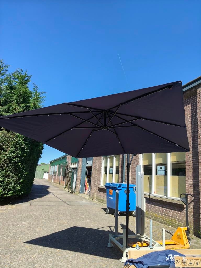 Aangeboden Nieuwe Vierkante Zweef Parasol met Ledverlichting, Ophalen, Nieuw, Zweefparasol