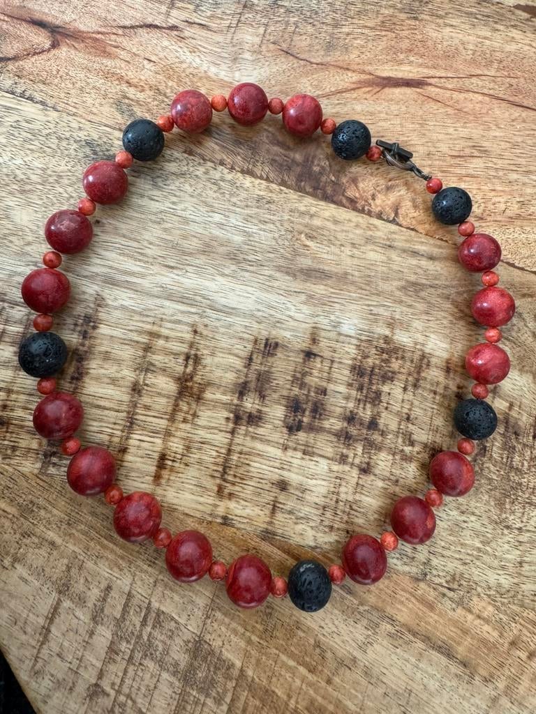 Vintage ketting koraal en lavasteen, Ophalen of Verzenden, Zo goed als nieuw