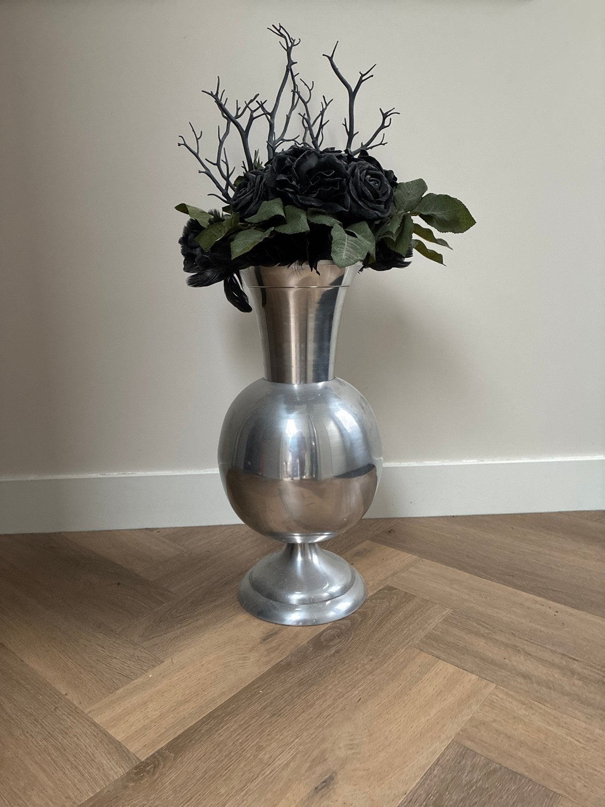 Grote zilverkleurige vaas met kunstbloemen, Huis en Inrichting, Ophalen, Gebruikt, Inclusief decoratie, Metaal