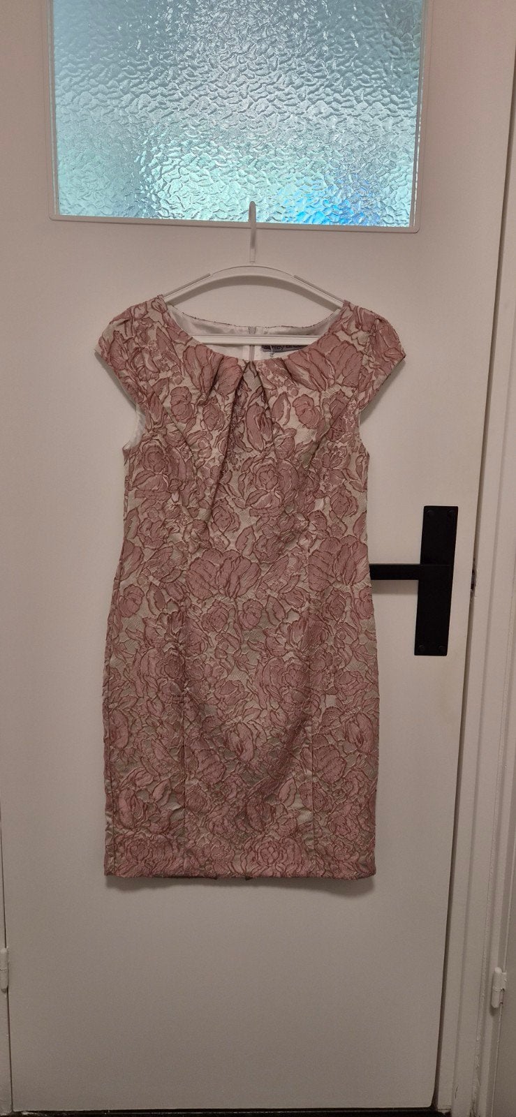 Te koop prachtige jurk met rozenmotief, Ophalen, Zo goed als nieuw, Maat 38/40 (M), Roze