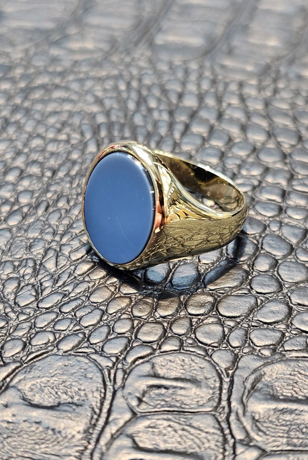 14k zegelring met blauw lagensteen 20mm, 19 tot 20, Heer, Ophalen of Verzenden, Zo goed als nieuw