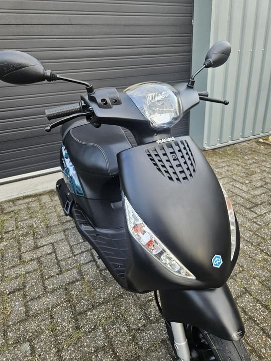 Foto 12 van PIAGGIO  ZIP 50 2T BJ2015 MAT ZWART 2375KM NL TOPSTAAT!!