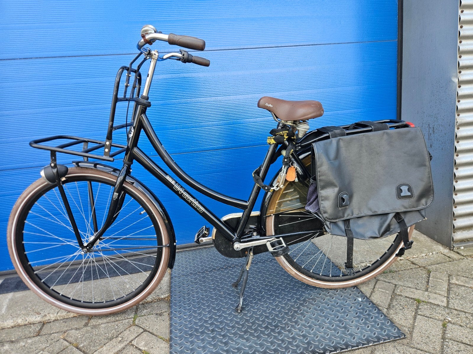 Zwarte transportfiets met voordrager en fietstassen, Overige merken, Velgrem, Versnellingen, Ophalen of Verzenden