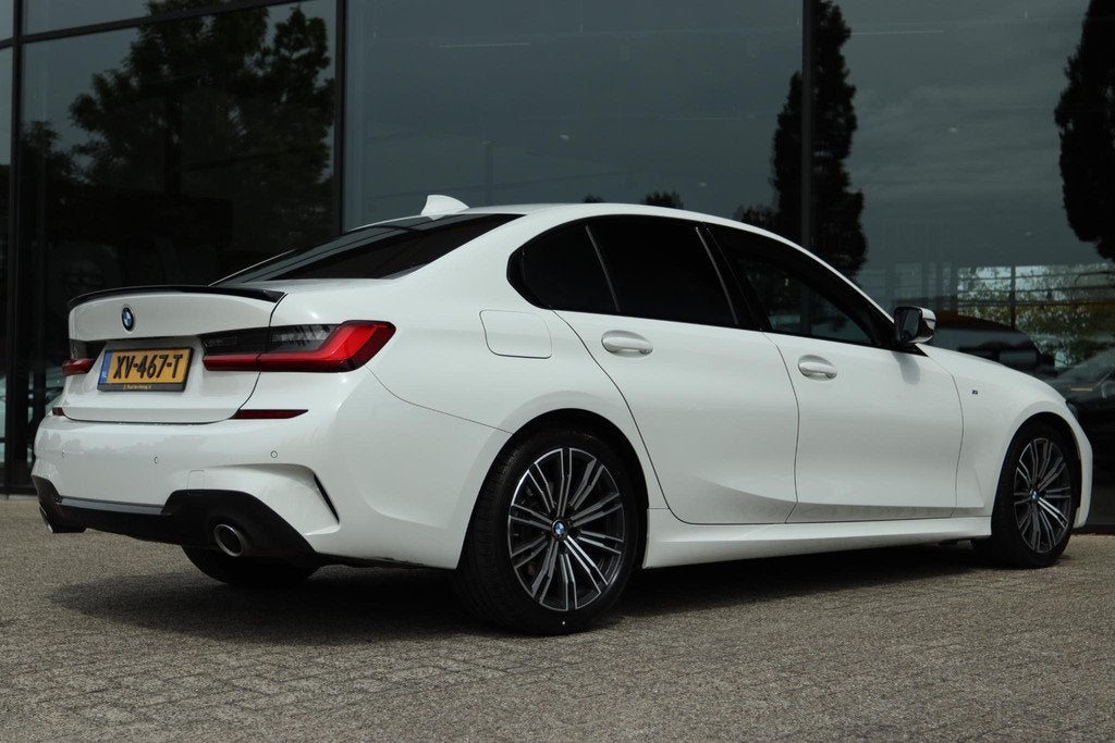 BMW 3-SERIE 320I EXECUTIVE EDITION M-SPORT | CARPLAY | HUD |, Auto's, BMW, Automaat, 1998 cc, Achterwielaandrijving, Gebruikt