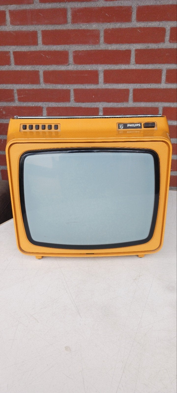 PHILIPS 12B610 / 12E PORTABLE GELE MINI TV UIT 1978 VINTAGE, Antiek en Kunst, Ophalen of Verzenden