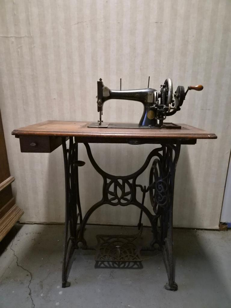 Naumann antieke naaimachine, Ophalen