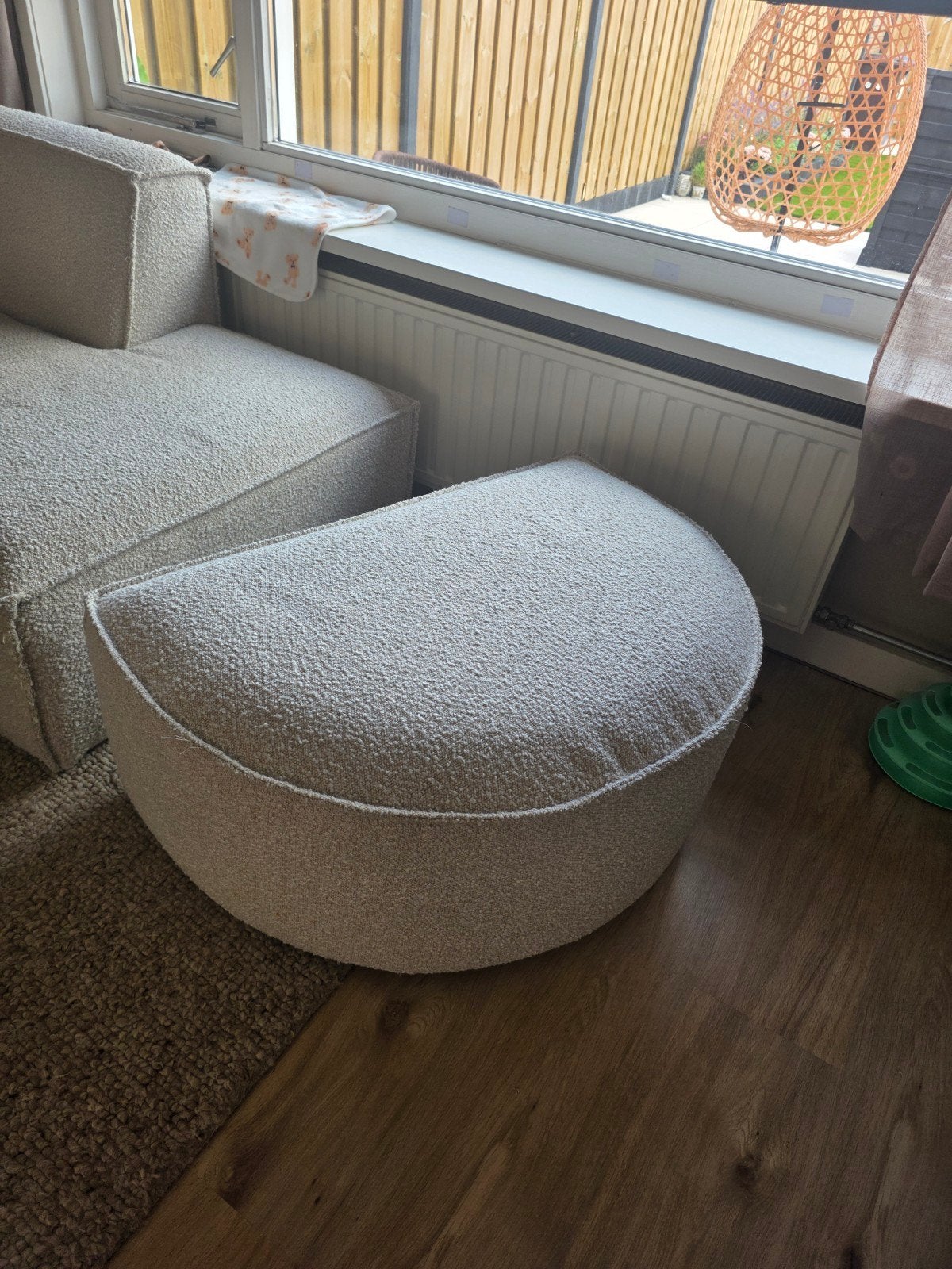 Nous living Halfronde Hocker - Zo goed als nieuw, Huis en Inrichting, Ophalen, Modern, Bouclé, 50 tot 75 cm, Zo goed als nieuw