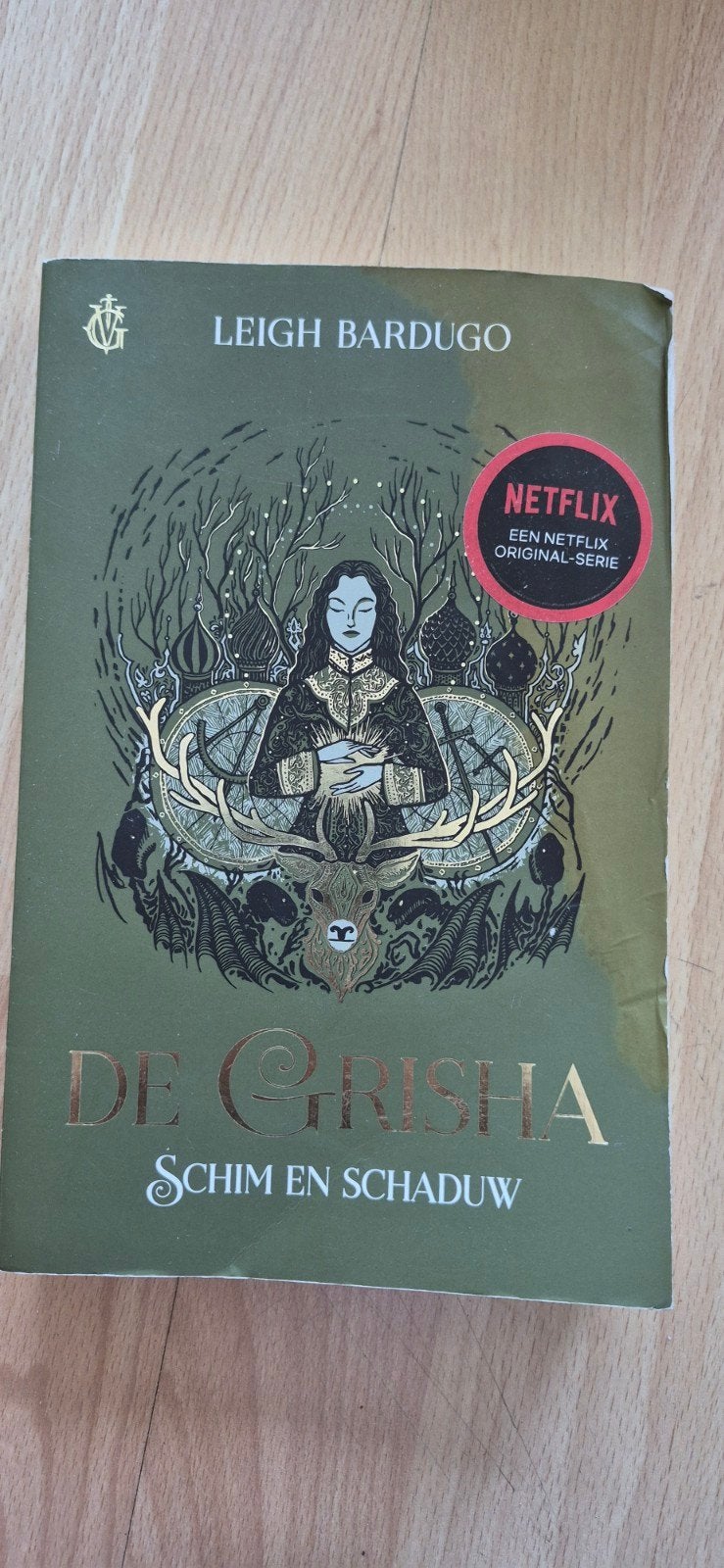 De Grisha: Schim en Schaduw - Leigh Bardugo (Netflix), Ophalen of Verzenden, Gelezen, Leigh Bardugo