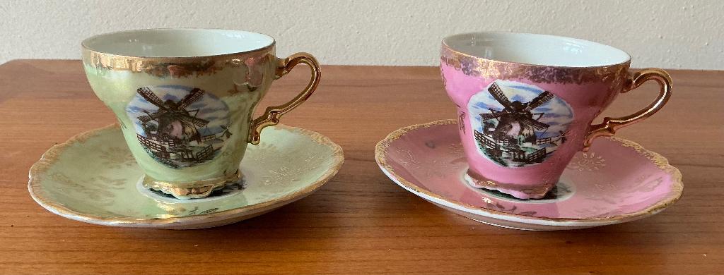 2 vintage mokkakopjes jaren ’50 – kleurrijk met molenmotief, Antiek en Kunst, Ophalen of Verzenden