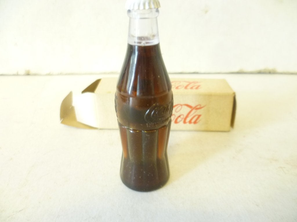 Oud Coca Cola flesje 8cm hoog met aansteker nieuw in doosje, Ophalen of Verzenden, Nieuw, Gebruiksvoorwerp