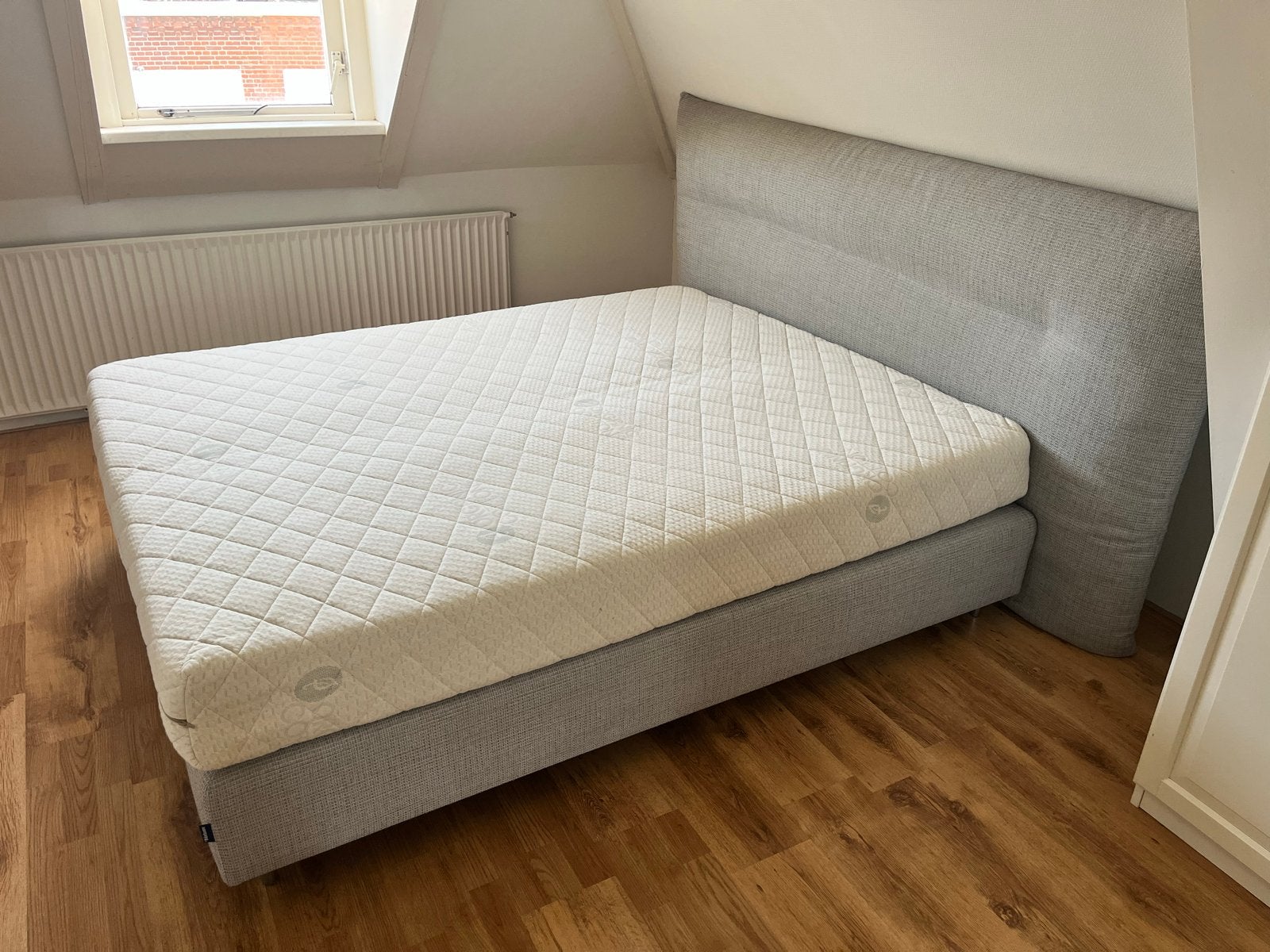 Karlsson Tweepersoons Bed 160x200 met Hoofdbord en Hoezen, Huis en Inrichting, Slaapkamer | Bedden, Ophalen, Gebruikt, Tweepersoons
