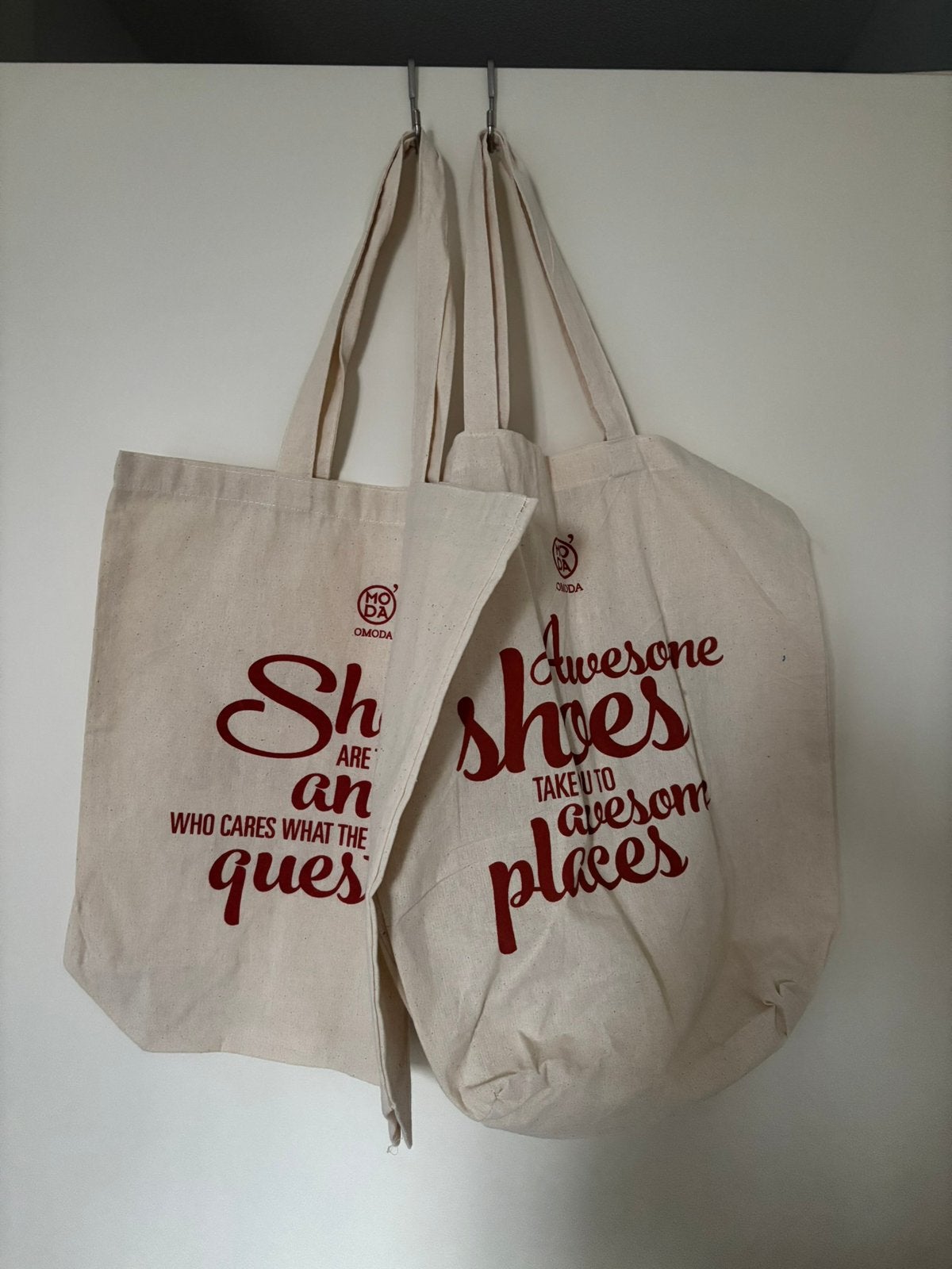 2 nieuwe canvas tassen Omoda beige met print, Ophalen of Verzenden, Nieuw, Beige, Overige merken
