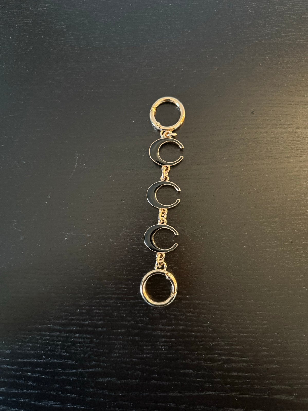 Gouden sleutelhanger met halve maan bedels, Overige materialen, Nieuw, Ophalen of Verzenden, Met bedels of kralen