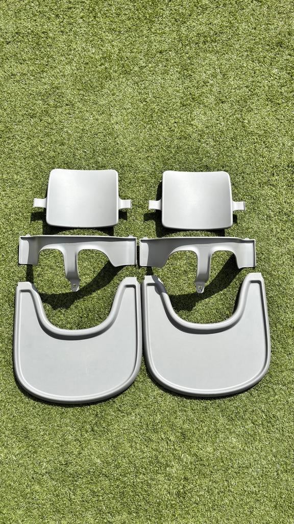 2x Stokke Babyset + Tafelblad lichtgrijs Tripp Trapp, Ophalen, Zo goed als nieuw, Meegroeistoel, Afneembaar eetblad