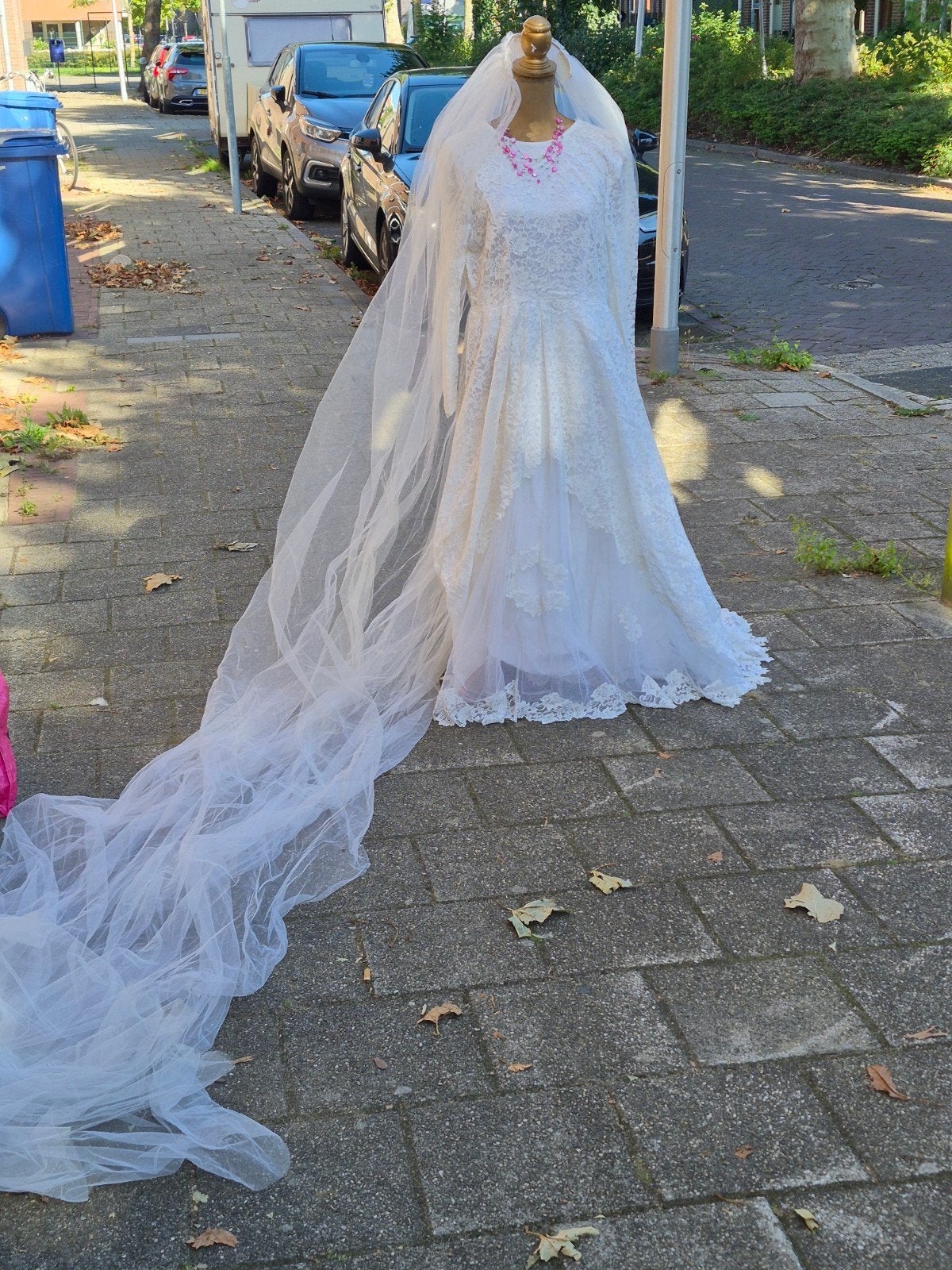 Antieke Trouwjurk met Lange Sleep - Maat 36/38, Ophalen of Verzenden, Gedragen, Wit, Trouwjurk