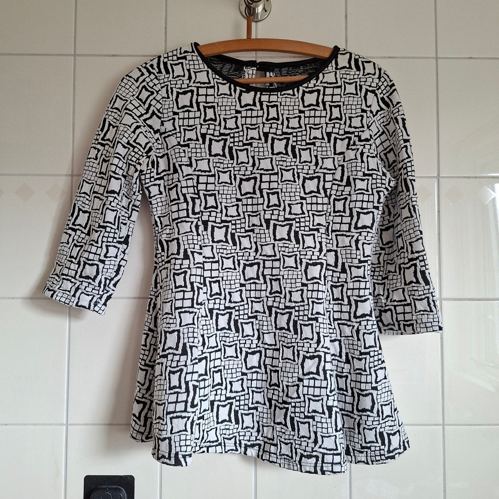 Zwart-wit top met 3/4 mouwen en grafische print s/m #207, Kleding | Dames, Maat 38/40 (M), Zwart, Ophalen of Verzenden, Korte mouw