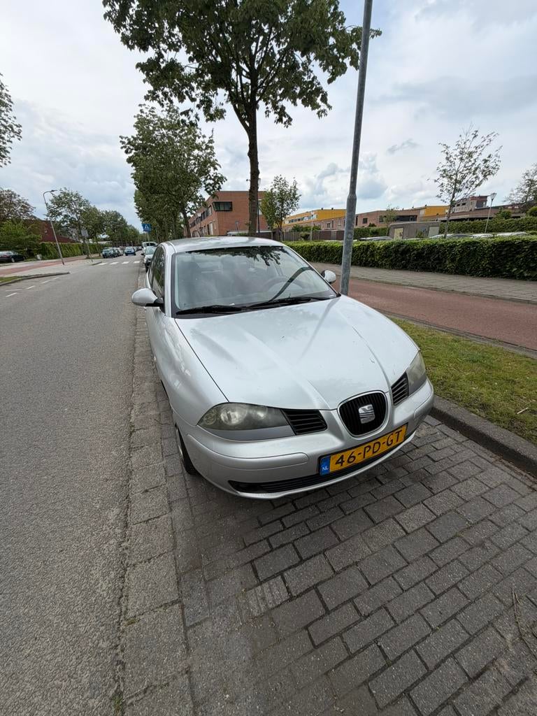 Seat Cordoba 1.4 16V 74KW 2004 Grijs, Auto's, Voorwielaandrijving, 15 km/l, 100 pk, 49 €/maand