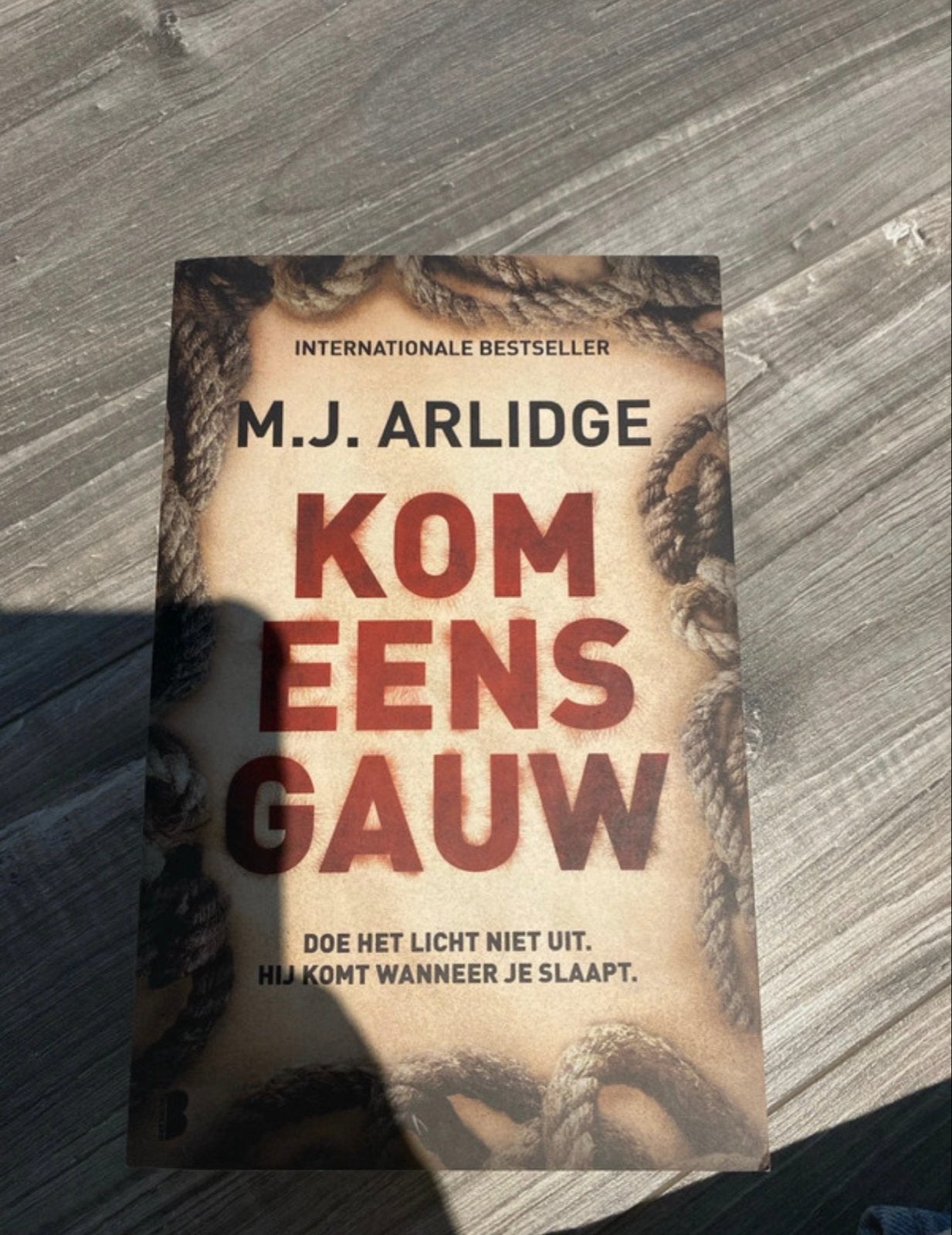 Kom Eens Gauw - M.J. Arlidge (Internationale Bestseller), Boeken, Thrillers, Ophalen of Verzenden, Zo goed als nieuw, Europa overig