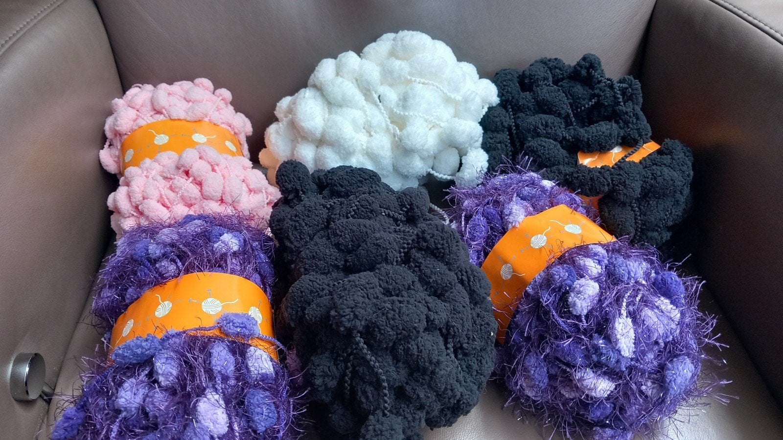 Lisa pompom brei garen, breigaren, roze, wit, zwart en paars, Ophalen of Verzenden, Nieuw, Breien of Haken, Wol of Garen