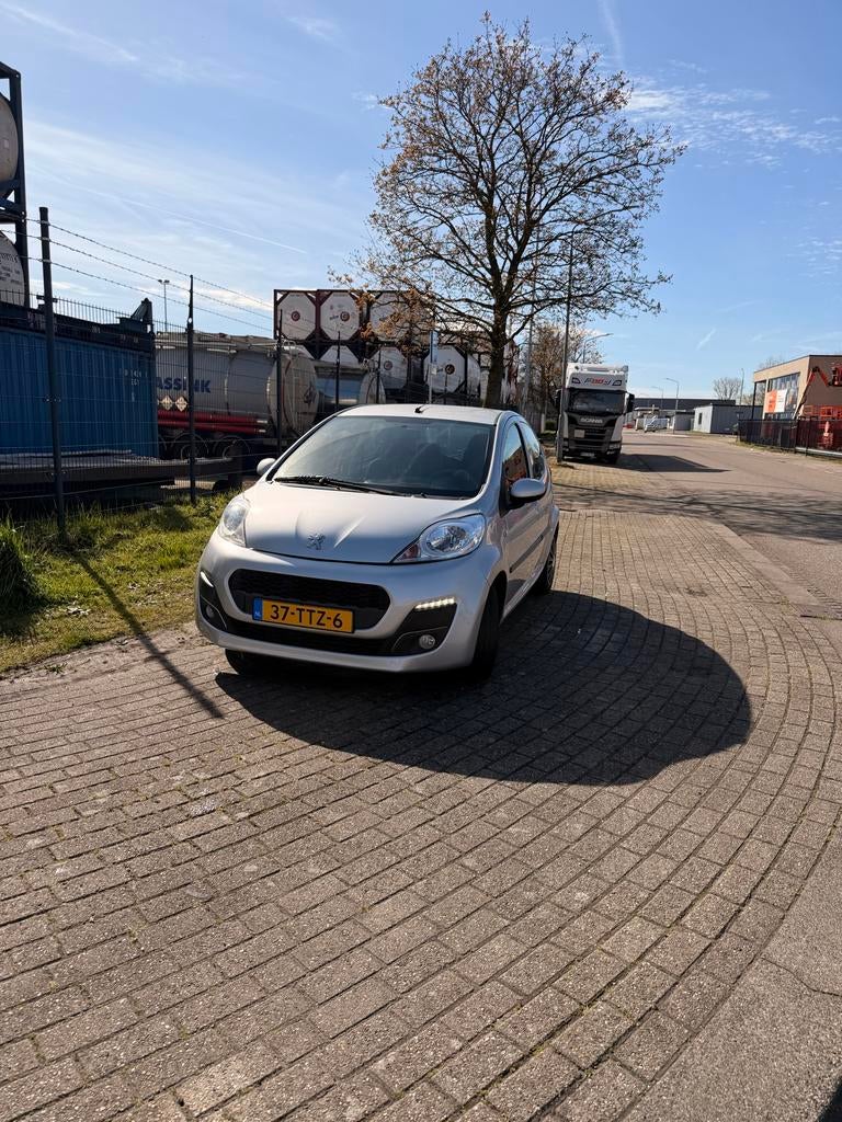 Peugeot 107 1.0 12V 5DR 2012 Grijs, Voorwielaandrijving, Stof, 4 stoelen, Origineel Nederlands