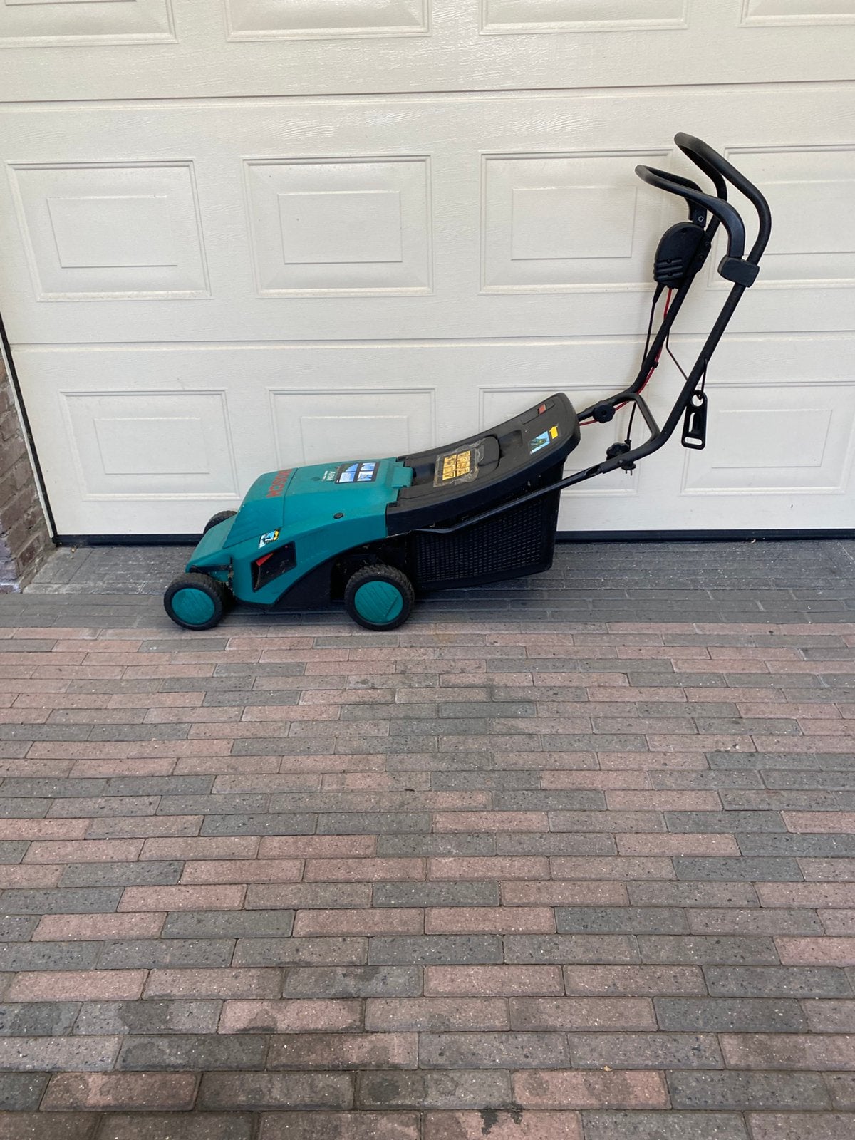 Grasmaaier- Bosch ARM - 32 cm v. a. € 45,00, Ophalen, Cirkelmaaier, Gebruikt, Elektrische grasmaaier