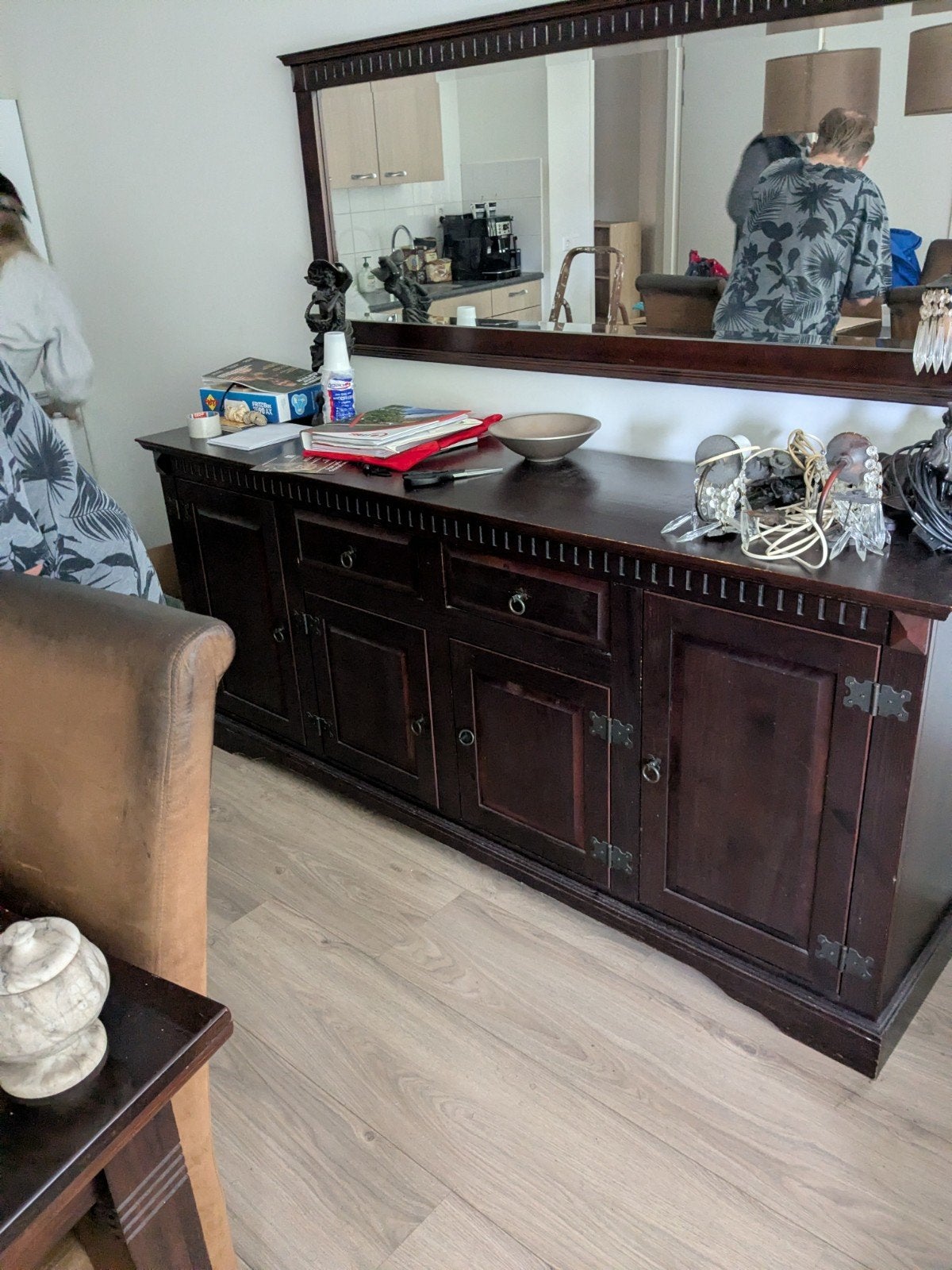 Donkerbruin dressoir met spiegel, Ophalen, Gebruikt, Met lade(s), Klassiek