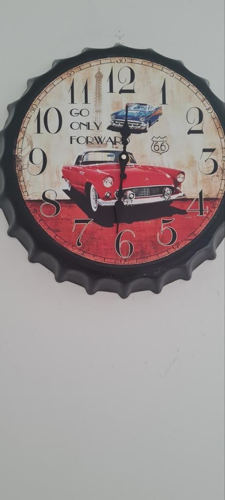 Wandklok met klassieke auto's en Route 66 thema, Huis en Inrichting, Woonaccessoires | Klokken, Gebruikt, Wandklok, Analoog, Ophalen of Verzenden