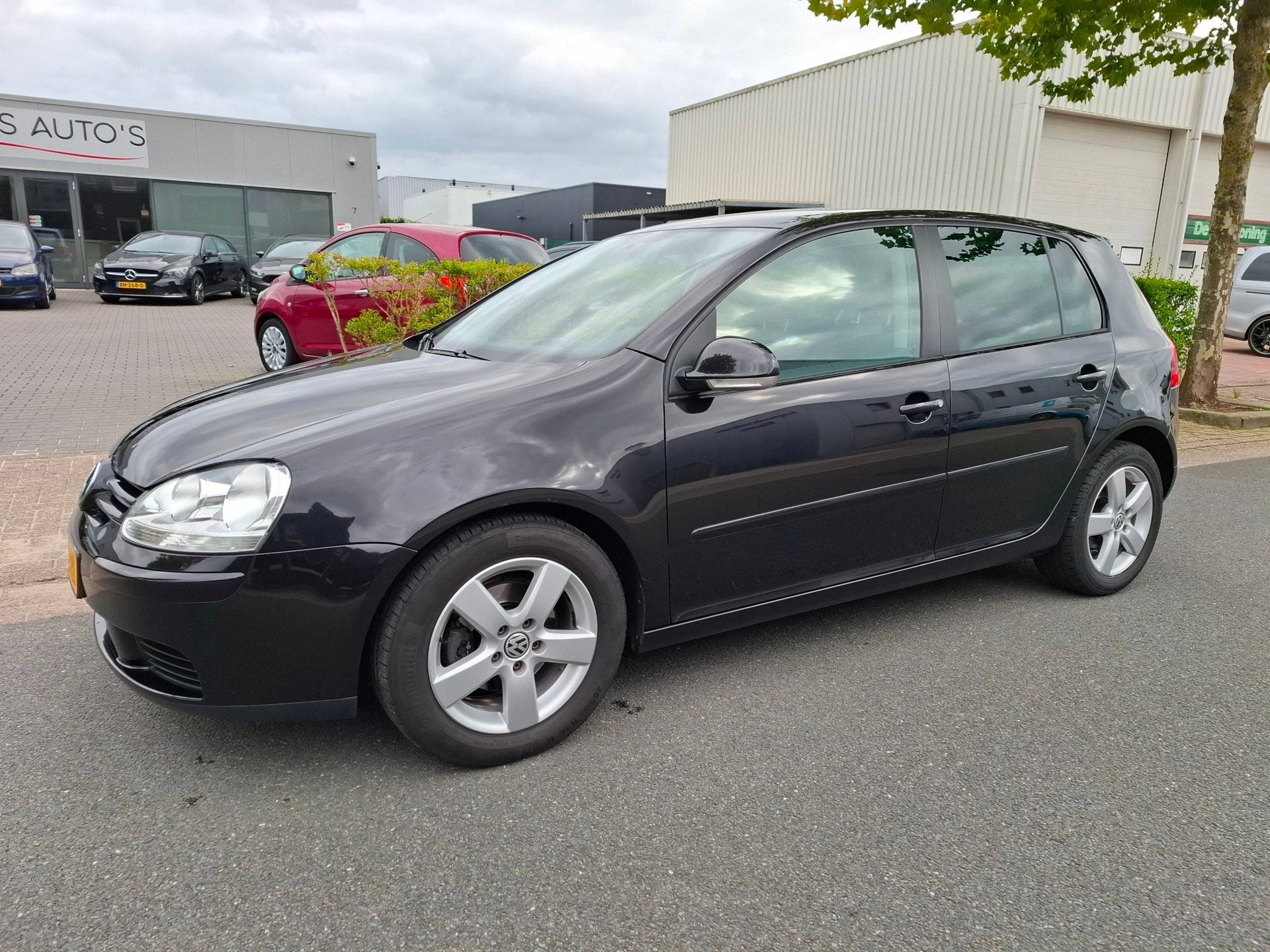 Volkswagen Golf 1.6 FSI Turijn AIRCO/CRUISE/NAVI/AFN TREKHAA, Voorwielaandrijving, 4 cilinders, Zwart, Handgeschakeld