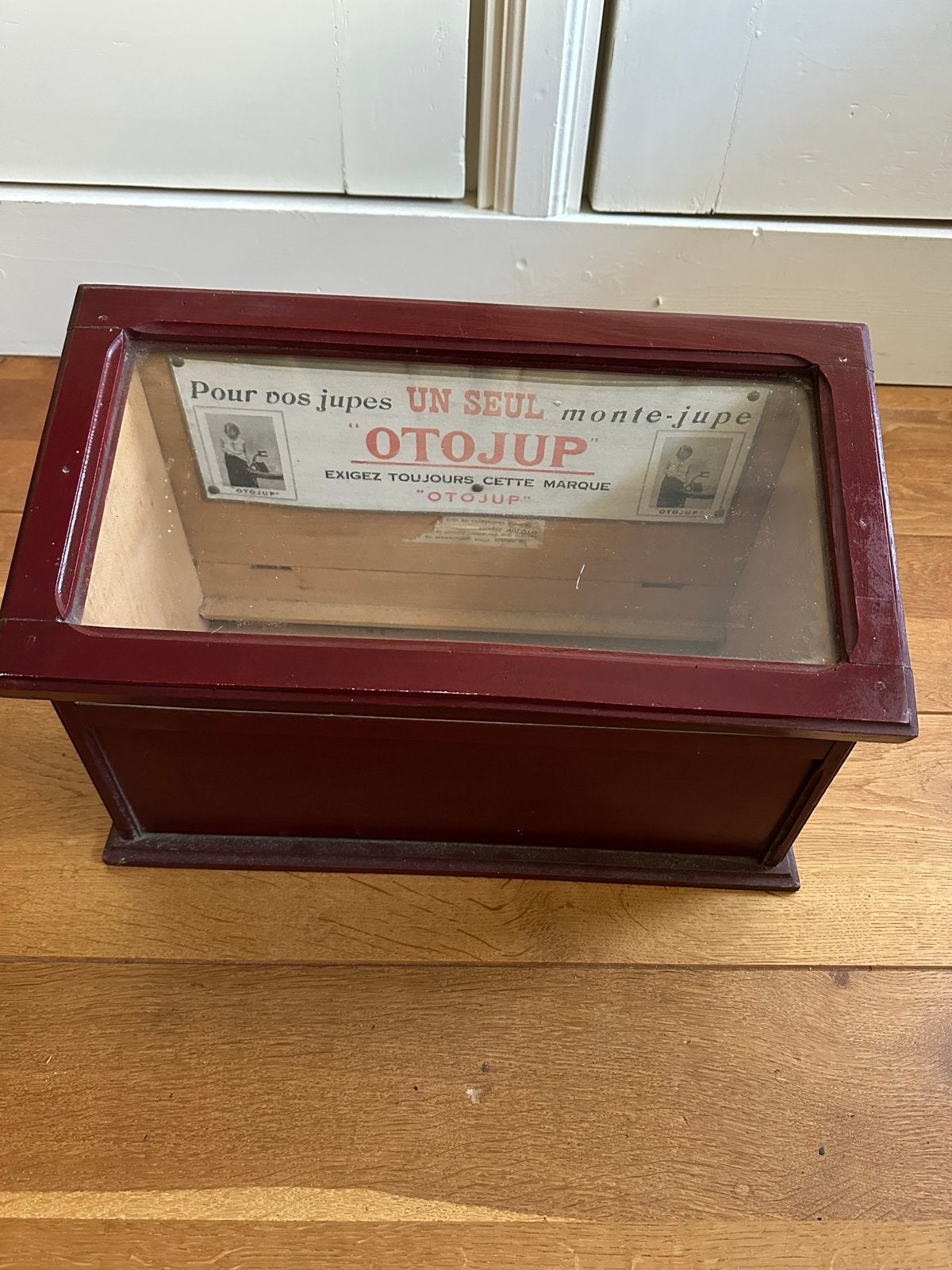 Antieke houten vitrinekast met glazen deksel, Ophalen