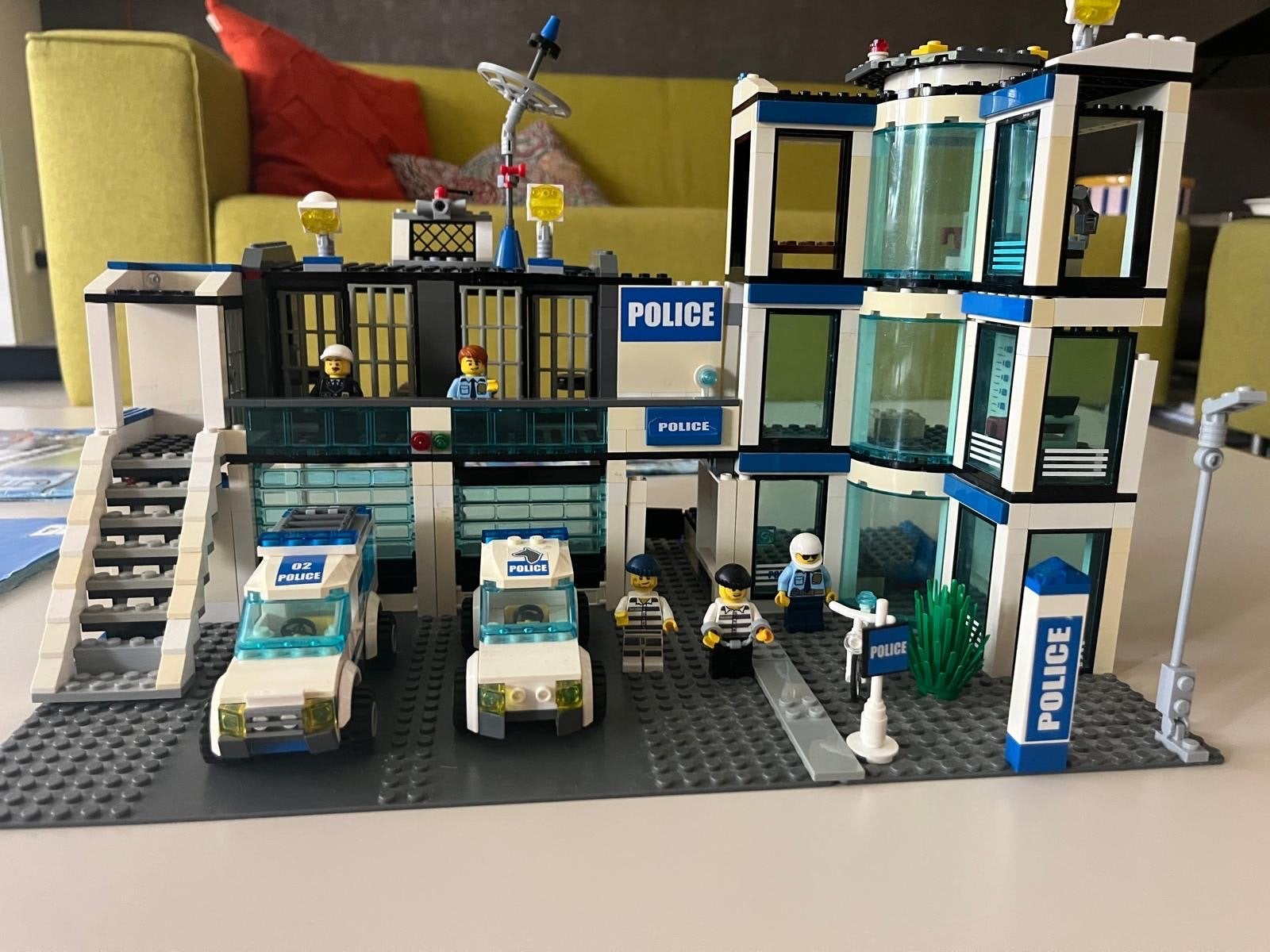Lego City Politiebureau -inclusief bouwboekjes - Nette staat, Kinderen en Baby's, Speelgoed | Duplo en Lego, Ophalen, Lego, Compleet
