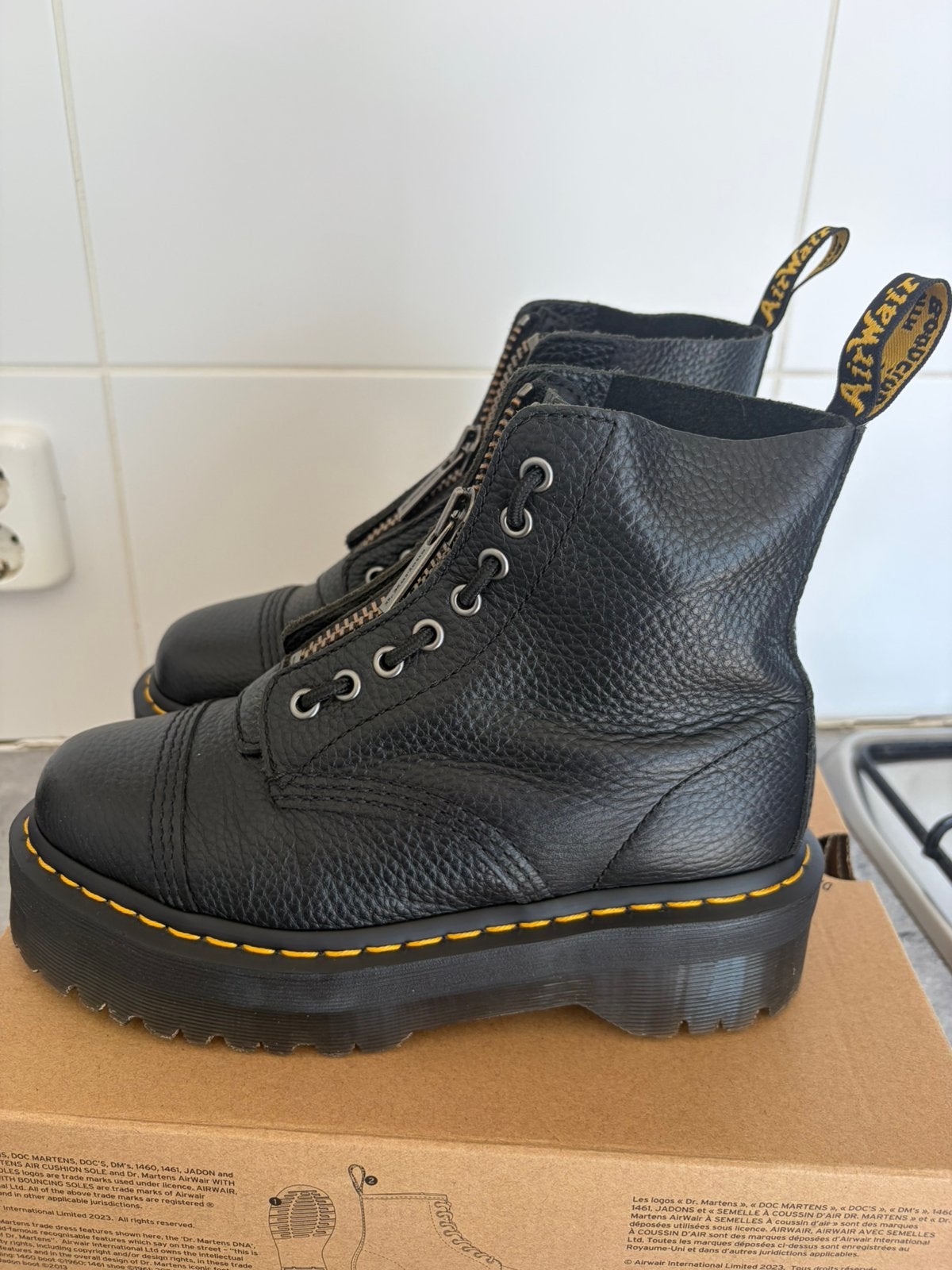Hoge dr martens, Ophalen of Verzenden, Zo goed als nieuw, Zwart, Hoge laarzen