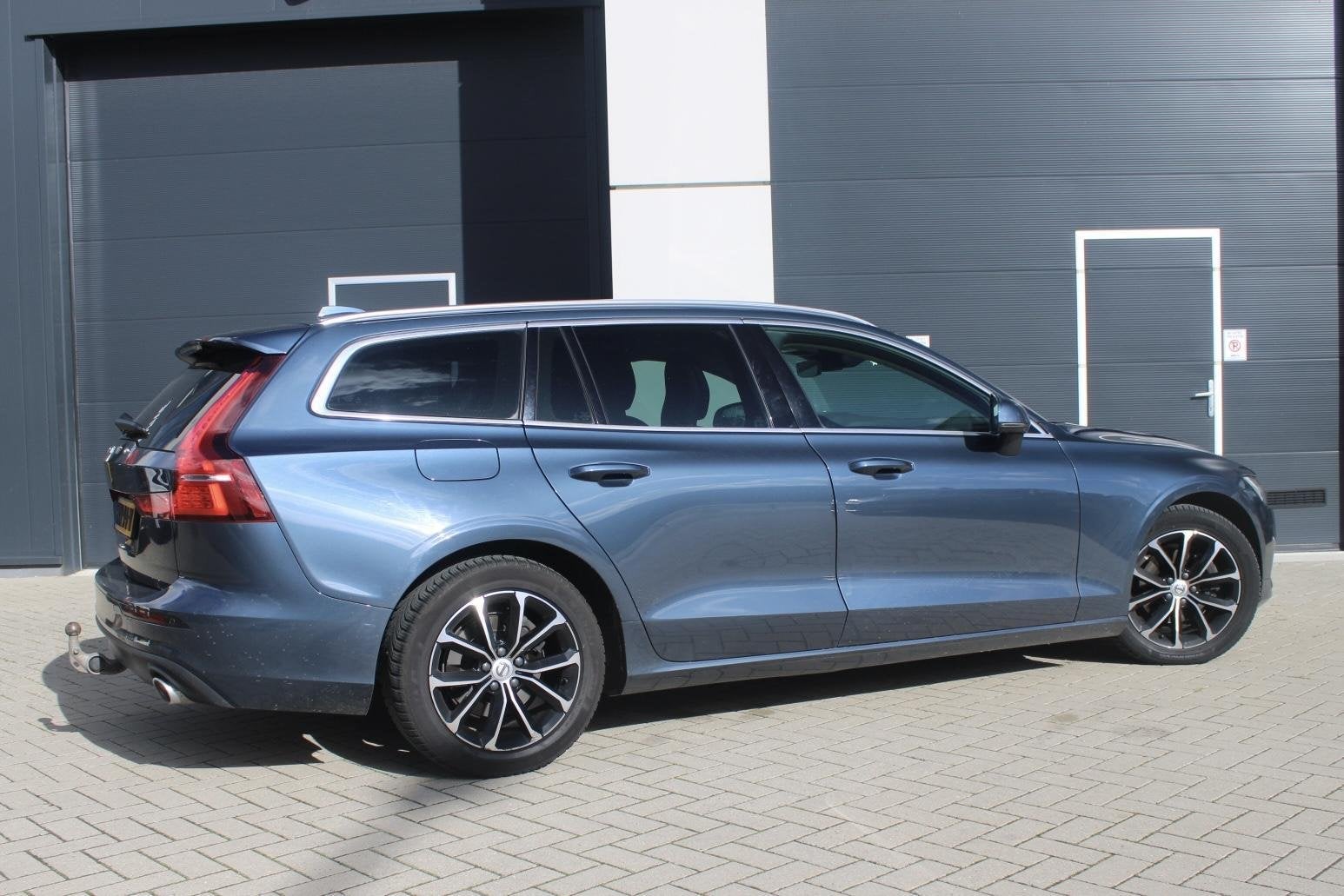 Volvo V60 2.0 D3 Momentum Navi|Camera|Cruise|Trekhaak|Vol!, Stof, Euro 6, 4 cilinders, Blauw