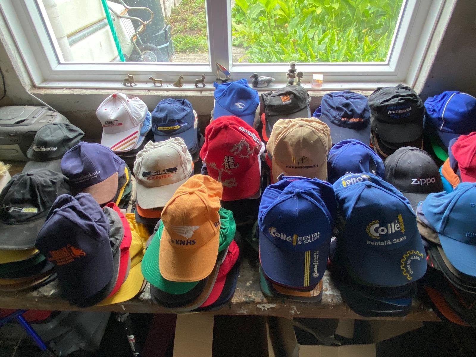 Collectien petten, Ophalen