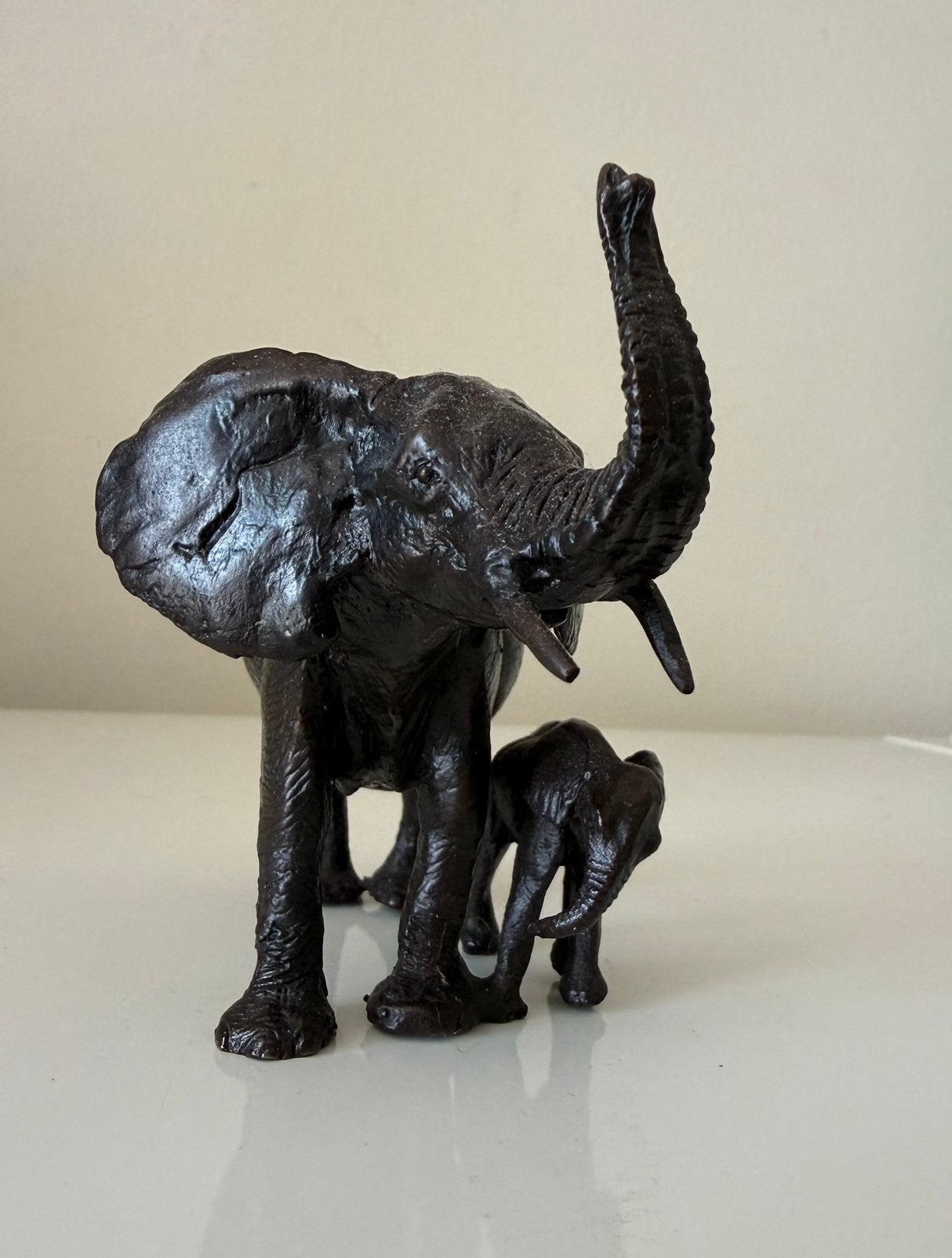 Bronzen beeldje van olifant met kind., Ophalen of Verzenden, Nieuw, Dier