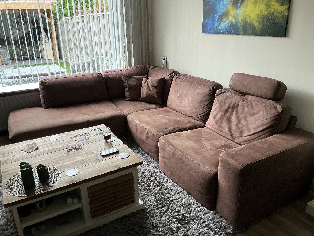 Bruine suède hoekbank met relax- & loungegedeelte, Huis en Inrichting, Ophalen, 250 tot 300 cm, 100 tot 125 cm, Hoekbank