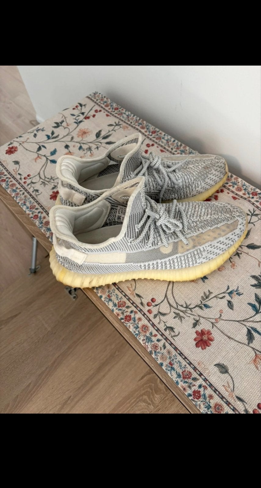 Adidas Yeezy Boost 350 V2 Light maat 44,5, Kleding | Heren, Schoenen, Ophalen of Verzenden, Gedragen, Overige kleuren, Sneakers of Gympen