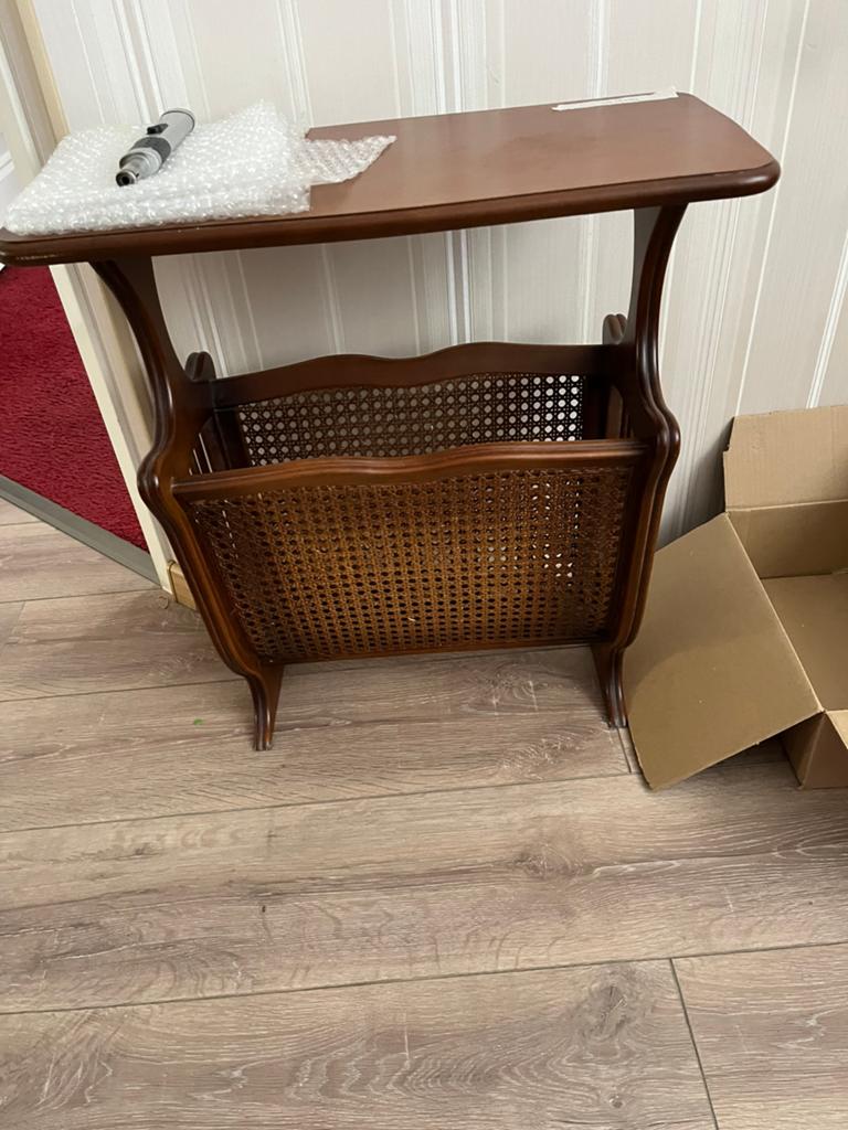 Vintage houten bijzettafel met rotan tijdschriftenrek, Huis en Inrichting, Woonaccessoires | Krantenbakken en Lectuurbakken, Ophalen
