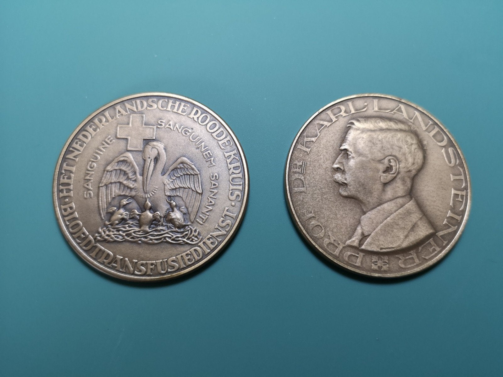 2 penningen Nederlandse Rode Kruis Bloedtransfusiedienst, Ophalen of Verzenden, Brons, Nederland