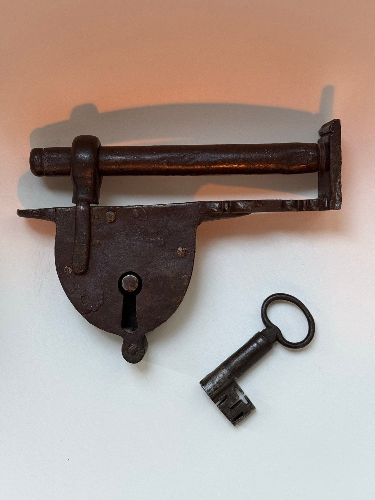 Antiek 17e-eeuws smeedijzeren hangslot, Antiek en Kunst, Antiek | Overige Antiek, Ophalen of Verzenden