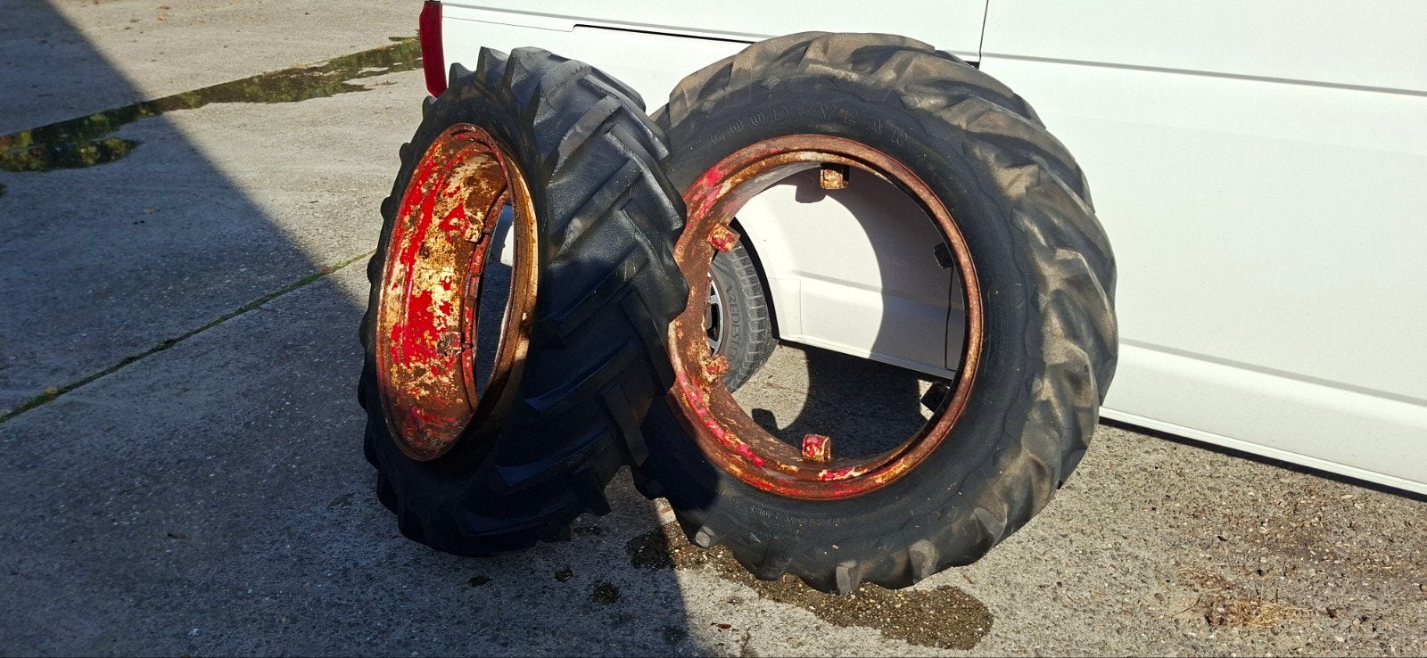 2 trekker achterbanden Goodyear 12.4/11-26, Ophalen, Gebruikt