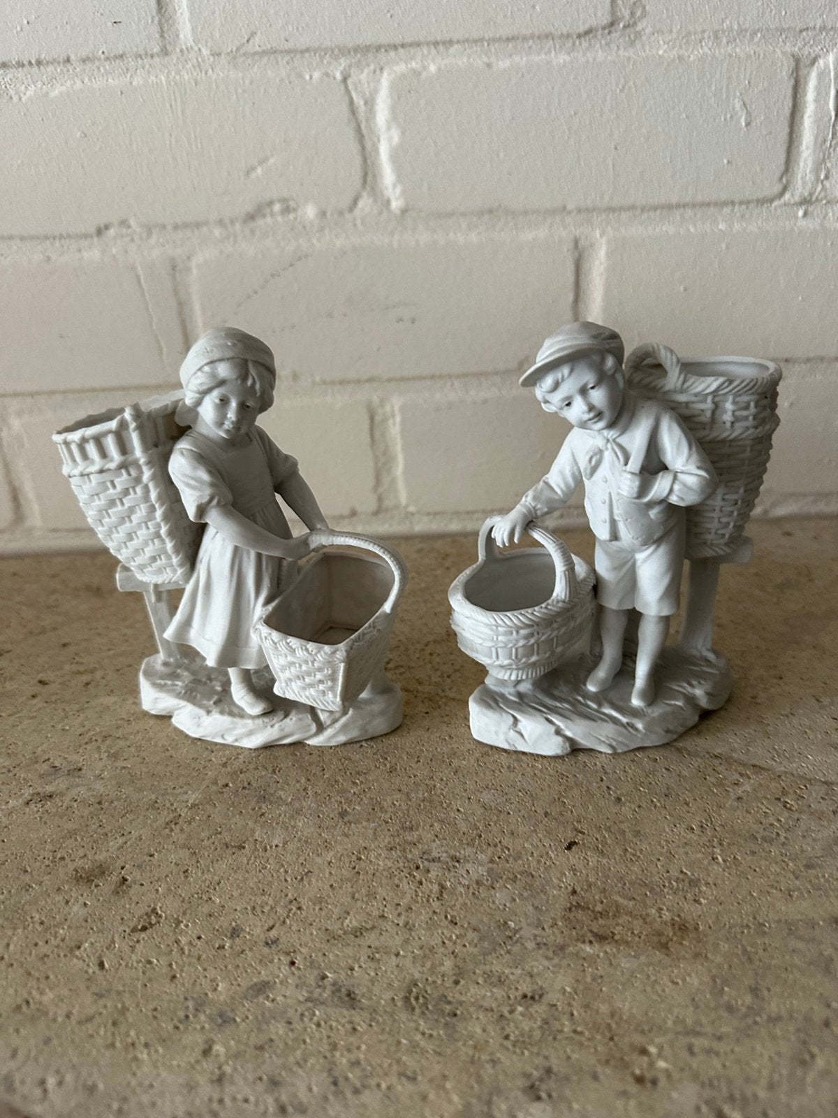 2 kindjes. Jongetje en meisje antiek wit biskwie poeselein., Ophalen of Verzenden