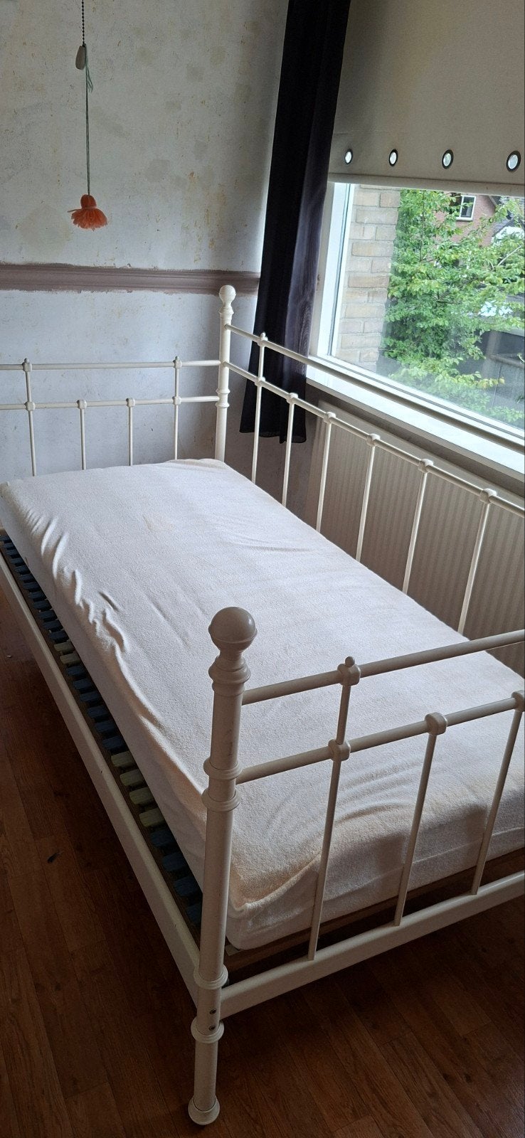 Wit metalen eenpersoonsbed met lattenbodem, Ophalen, Gebruikt, 90 cm, Eenpersoons