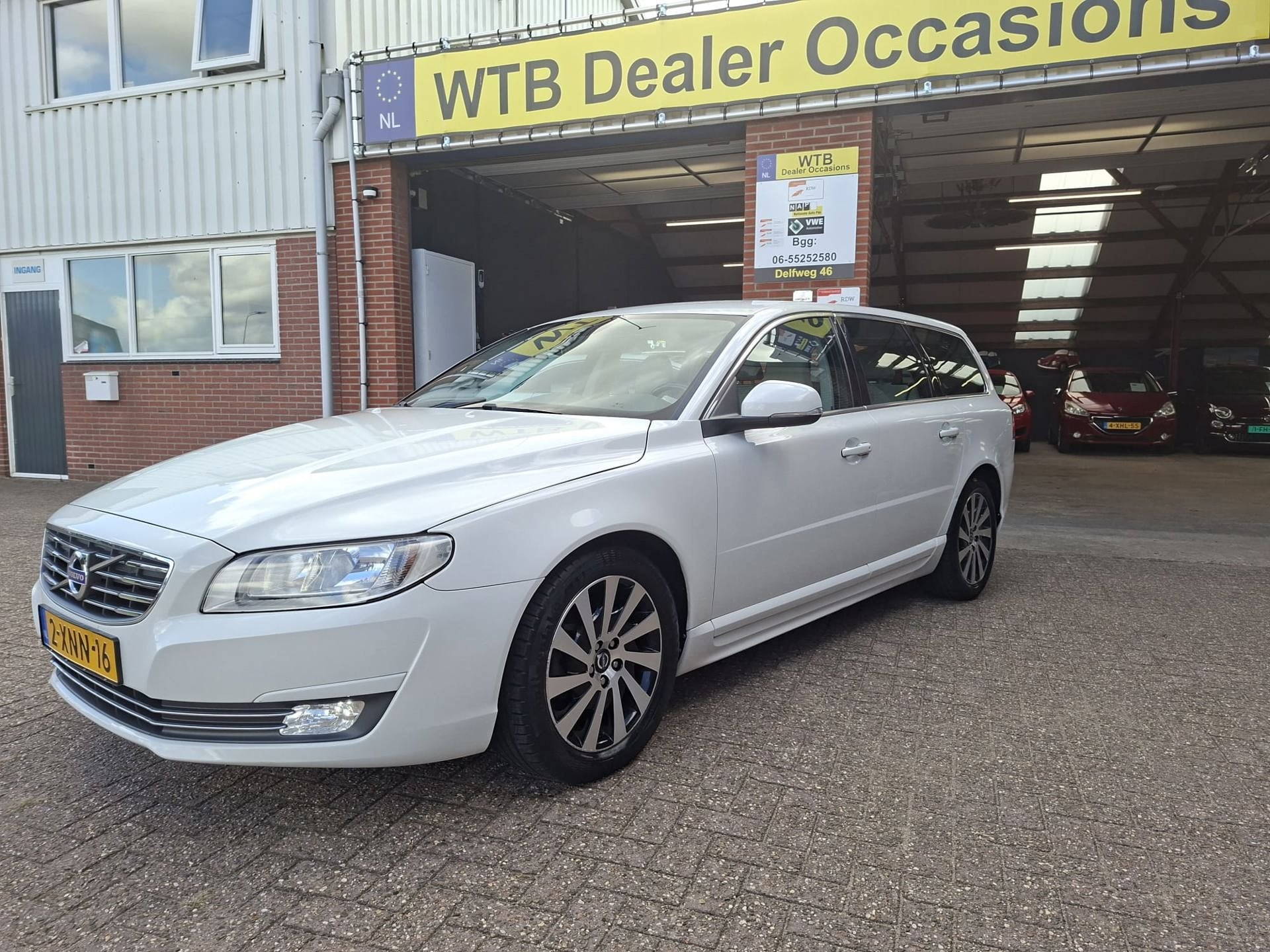 Volvo V70 1.6 D2 Diesel Momentum, Airco, Navi Dealer oh.,, Euro 5, Adaptive Cruise Control, Beige, 4 cilinders