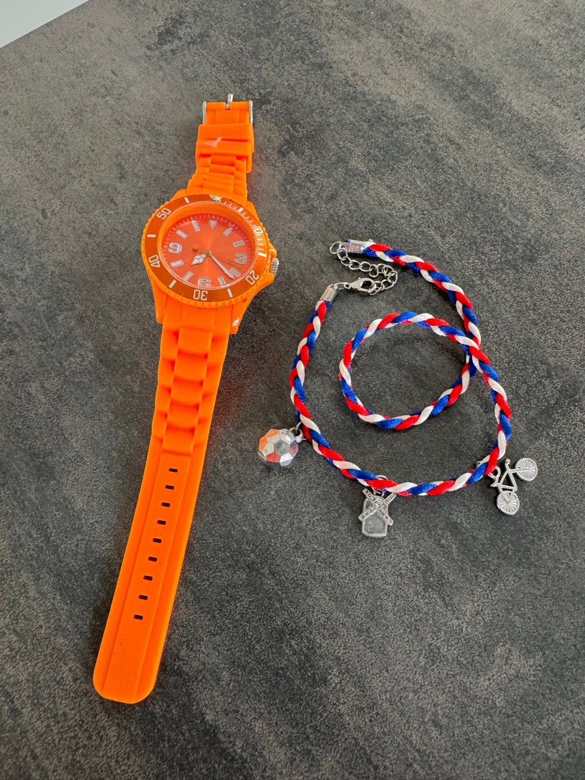 Oranje horloge met rood, wit, blauw armbandje, Kunststof, Polshorloge, Zo goed als nieuw, Ophalen
