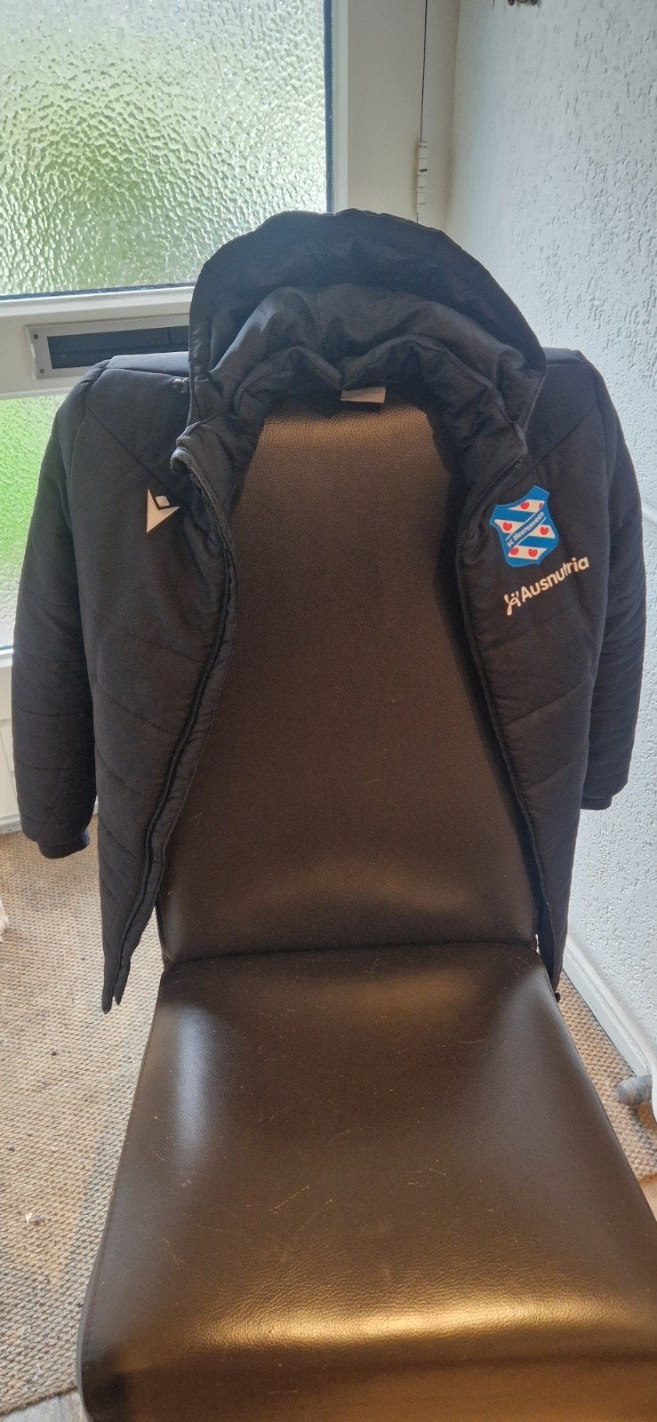 SC Heerenveen jas maat S, Kleding | Heren, Zwart, Ophalen of Verzenden, Macron, Gedragen