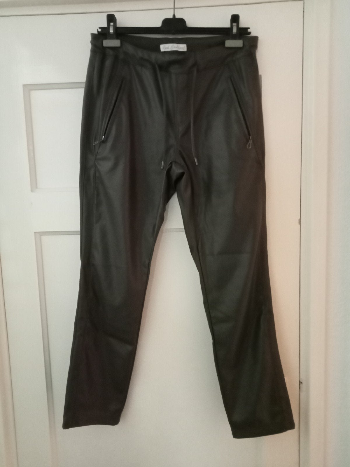mooie groene imitatie leren broek van Red button, Maat 38/40 (M), Ophalen of Verzenden, Zo goed als nieuw, Lang