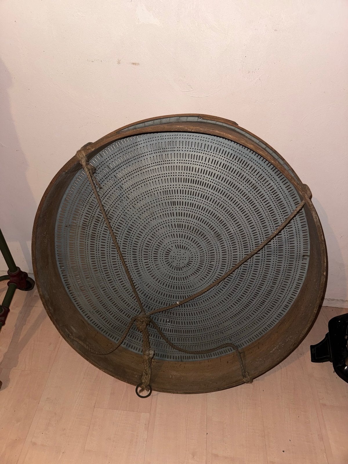 Grote vintage zeef/vergiet met touwophanging, Ophalen