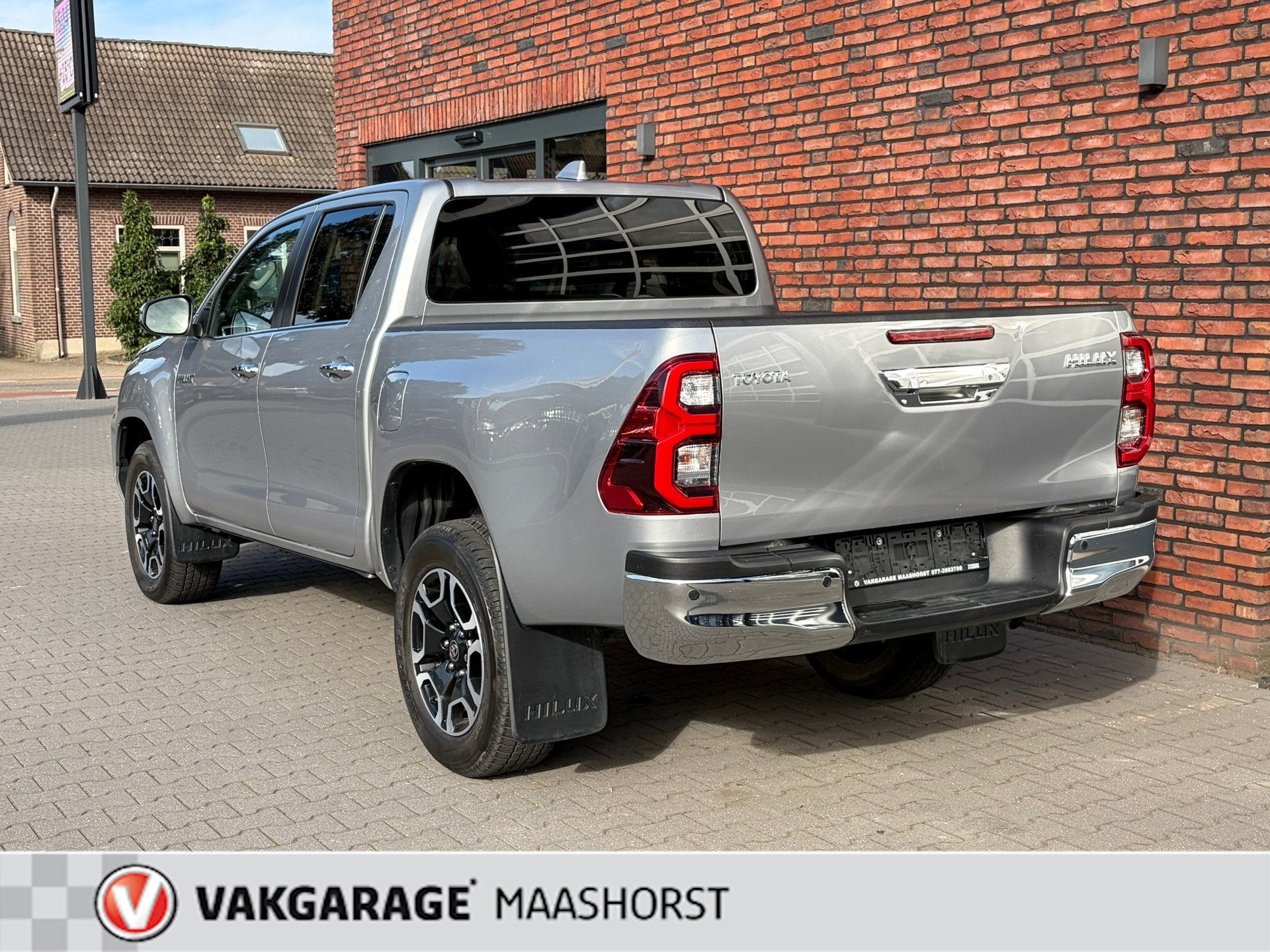Toyota HiLux 2.8 D-4D Double Cab 4x4 Professional premium 35, Automaat, Dealer onderhouden, Stof, Gebruikt