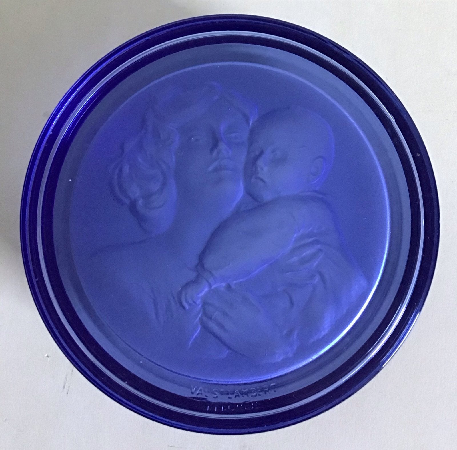 Val St Lambert persglas dekselschaal Moeder met kind 1935, Antiek en Kunst, Ophalen of Verzenden