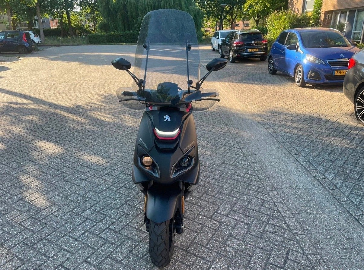 Peugeot Speedfight 4 snor  dark Scooter - Zo goed als nieuw, Fietsen en Brommers, Brommers | Peugeot, Overige modellen, Ophalen of Verzenden